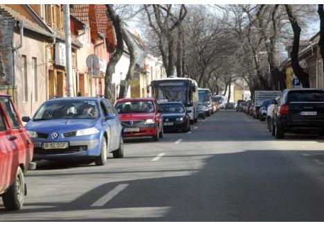 POLUEZI, DECI PLĂTEŞTI! Noua lege se aplică inclusiv maşinilor înmatriculate în România. Cumpărătorul unui astfel de autoturism va trebui să plătească taxa de poluare când îl trece pe numele său, singurele maşini care scapă de incidenţa legii fiind cele pentru care deja taxa a fost plătită 